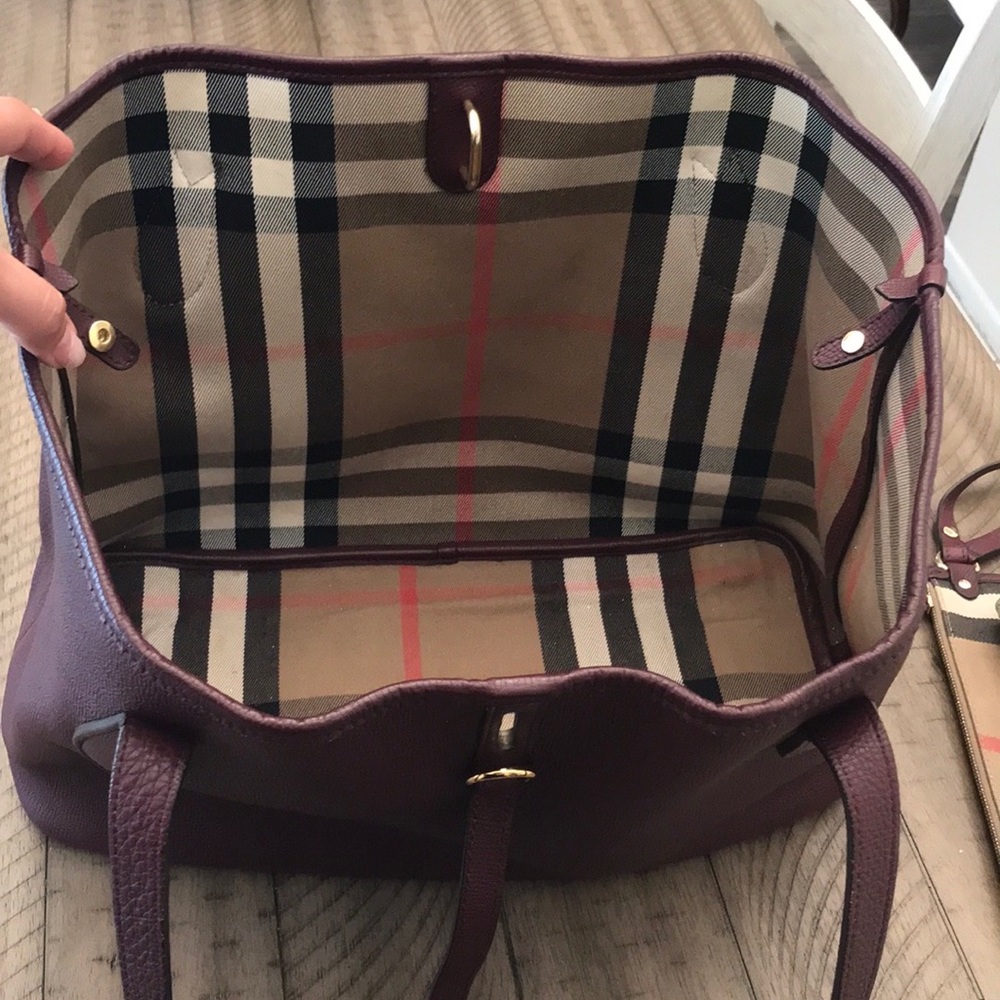 Versatile tote bag can be worn in two styles. Comes with wallet and wristlet - Picture 5 of 16